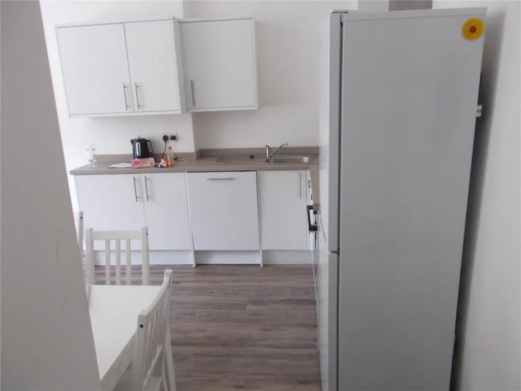 6 bedroom maisonette for rent