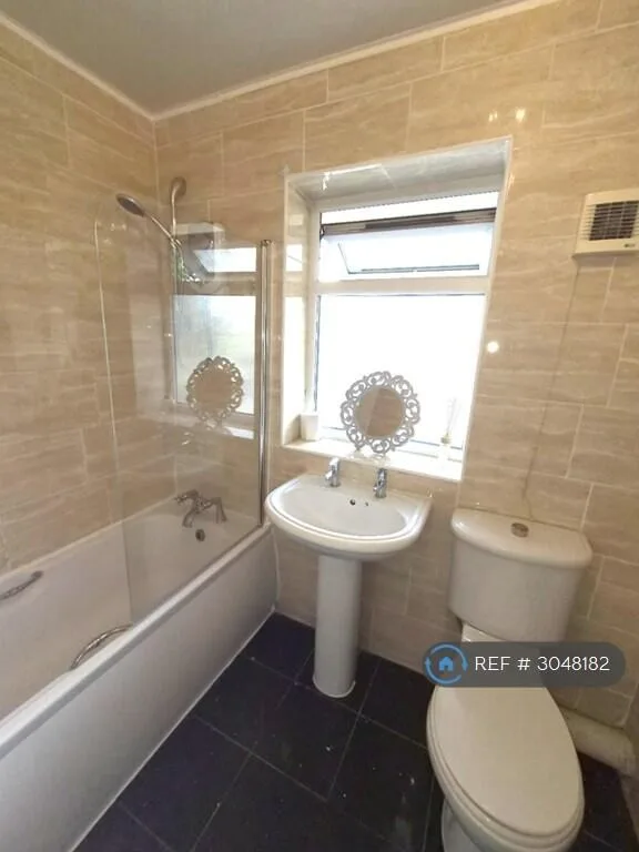 3 bedroom end of terrace house for rent