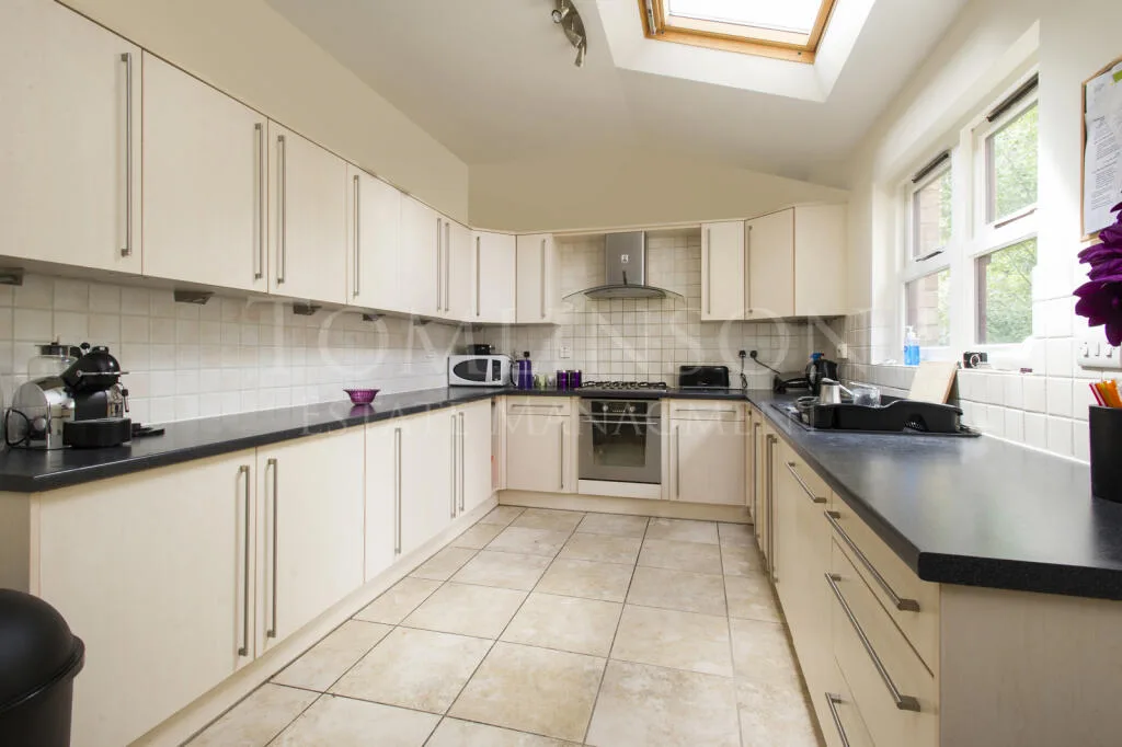 7 bedroom semi-detached house for rent