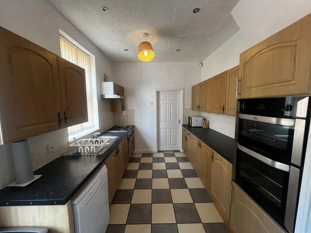 5 bedroom semi-detached house for rent
