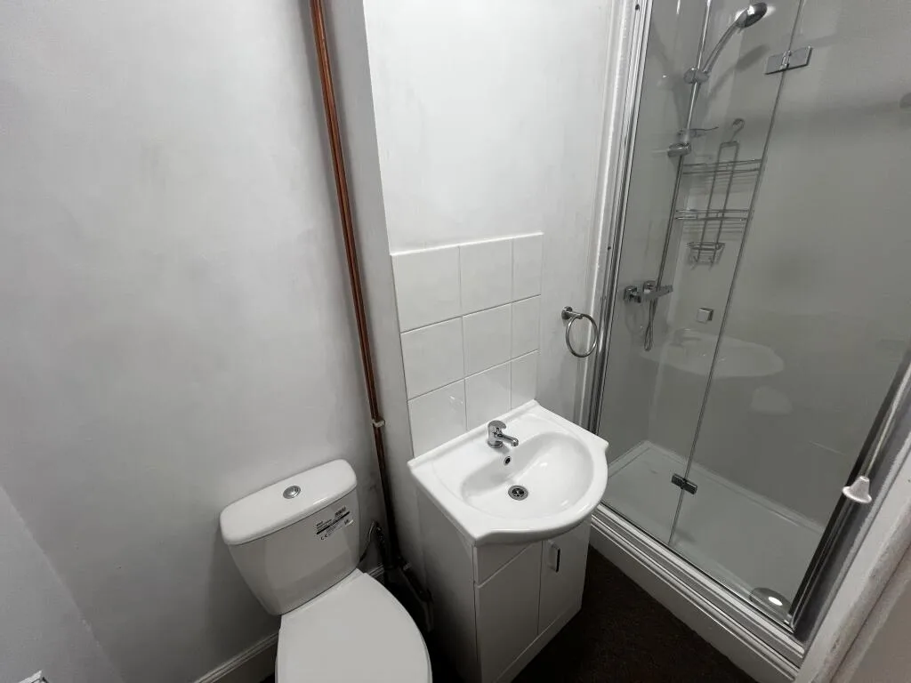 5 bedroom semi-detached house for rent