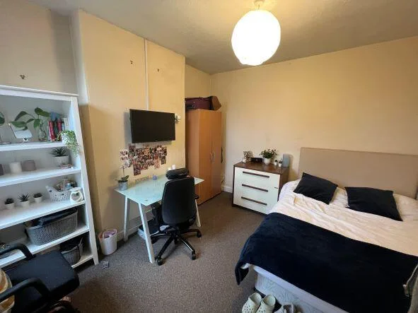 5 bedroom semi-detached house for rent