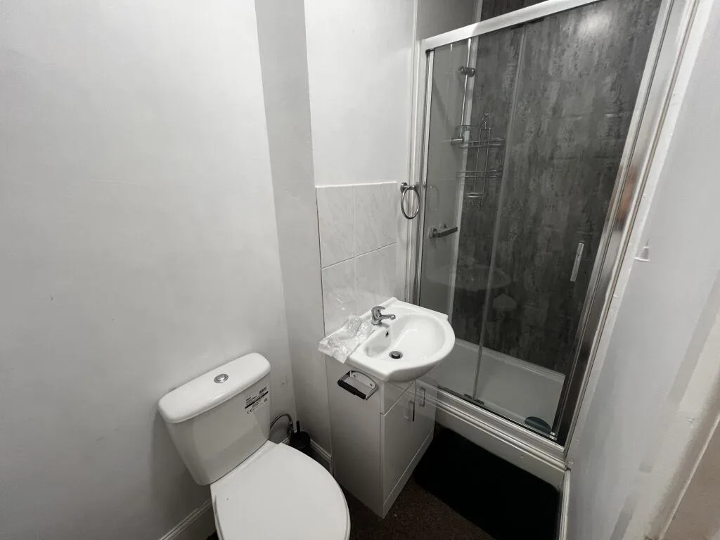 5 bedroom semi-detached house for rent