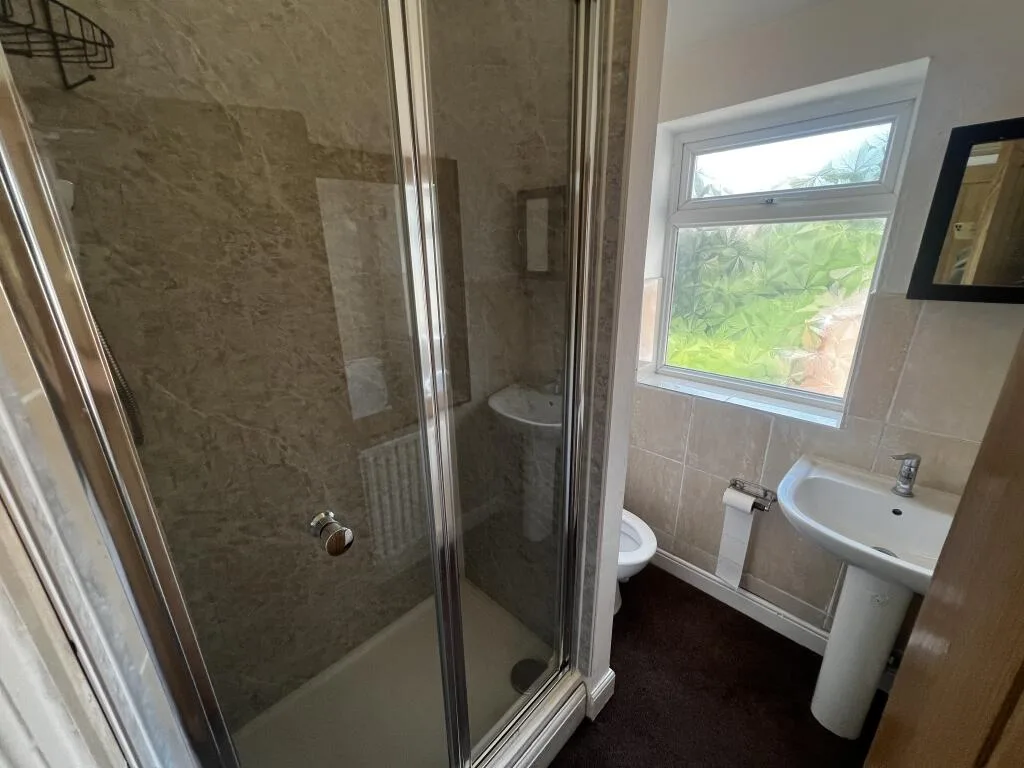5 bedroom semi-detached house for rent