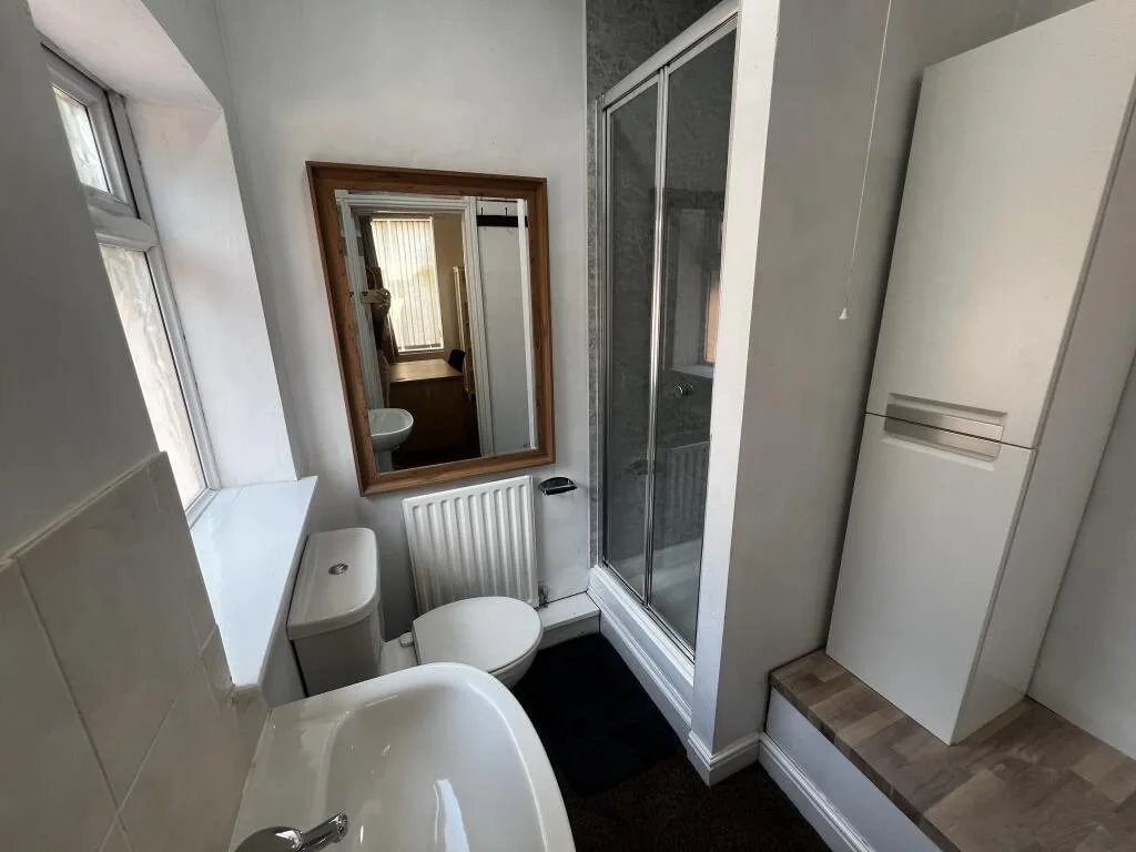 5 bedroom semi-detached house for rent