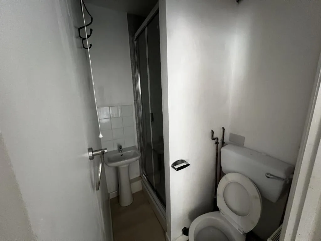 5 bedroom semi-detached house for rent