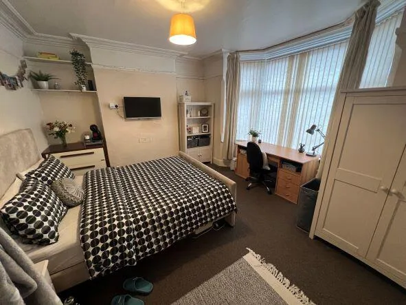 5 bedroom semi-detached house for rent