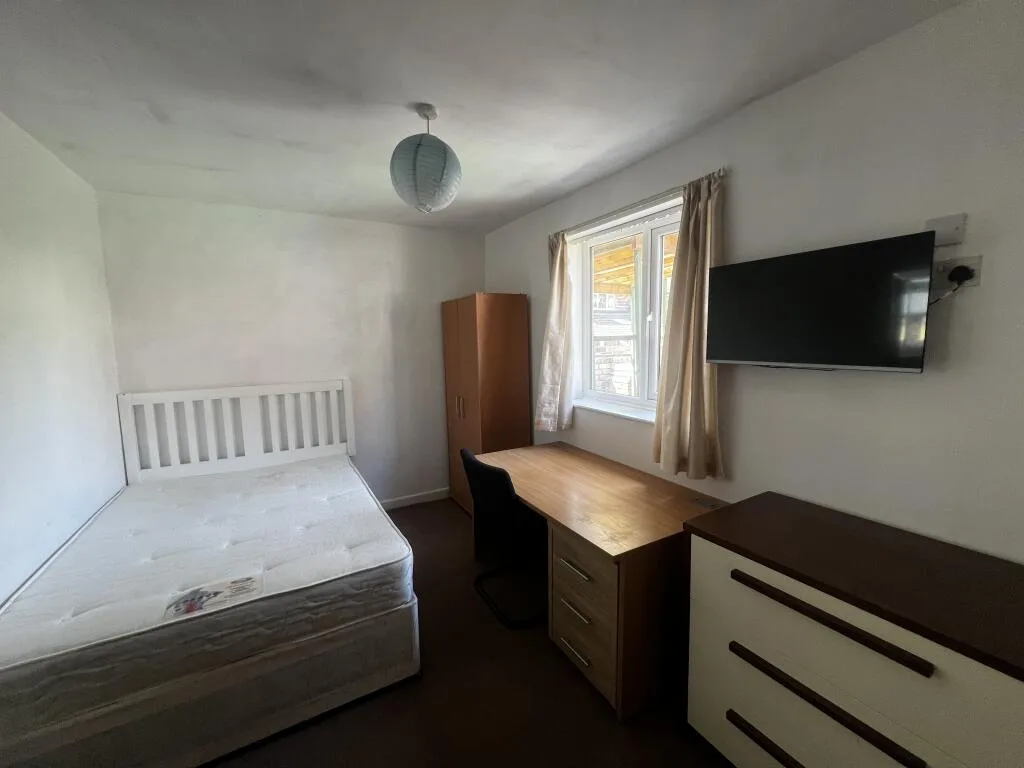 5 bedroom semi-detached house for rent