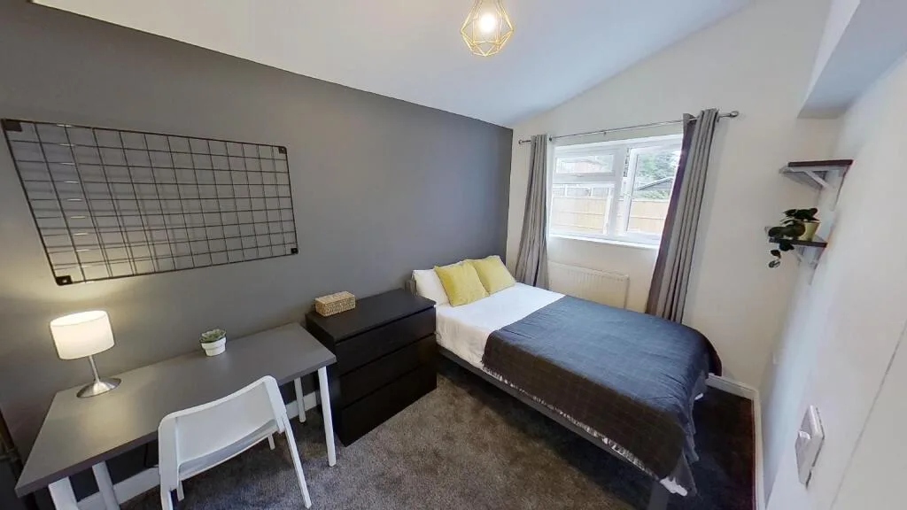 6 bedroom semi-detached house for rent