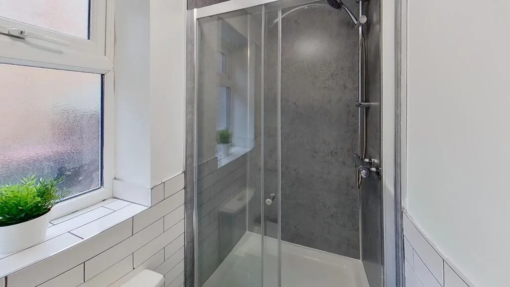 6 bedroom semi-detached house for rent