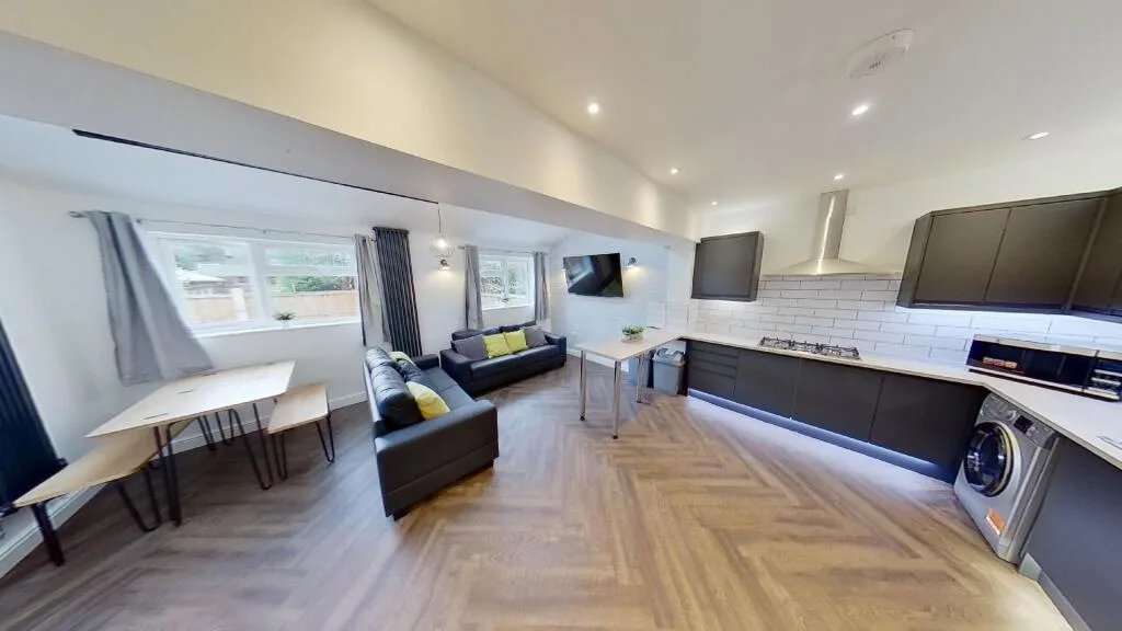 6 bedroom semi-detached house for rent