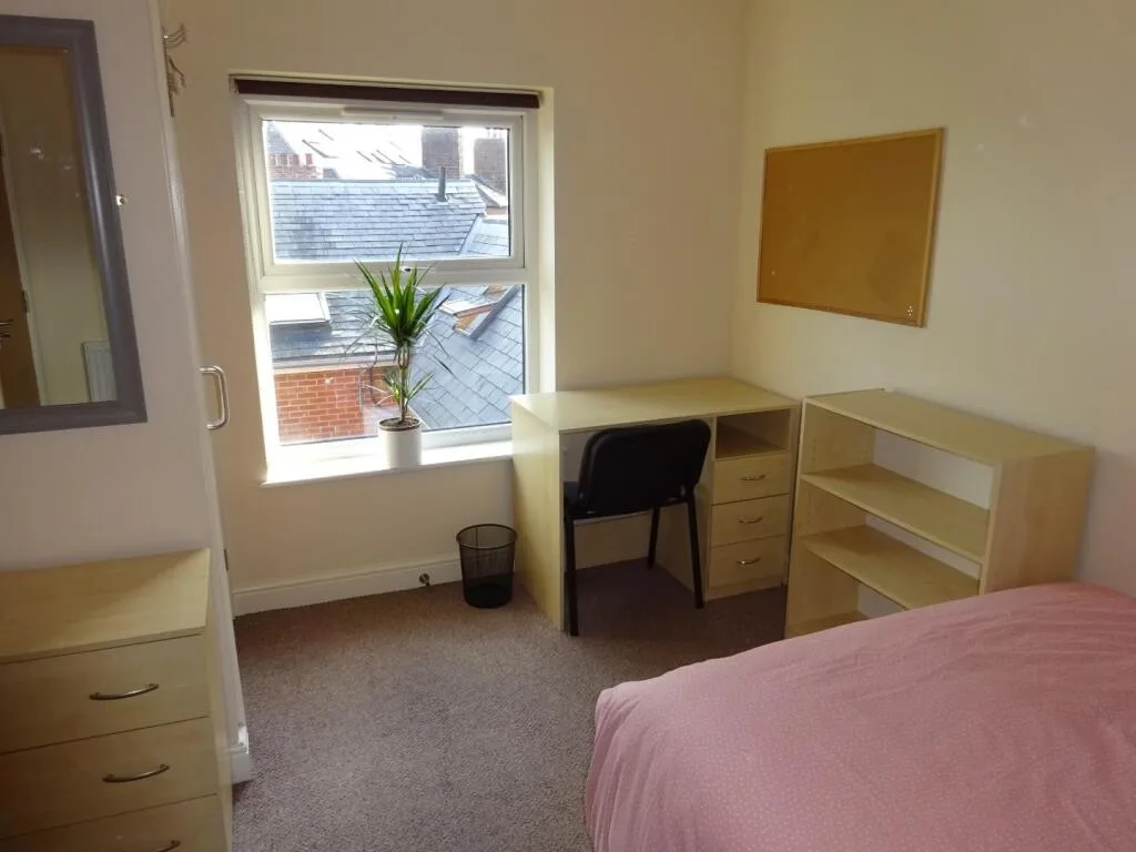 5 bedroom flat for rent