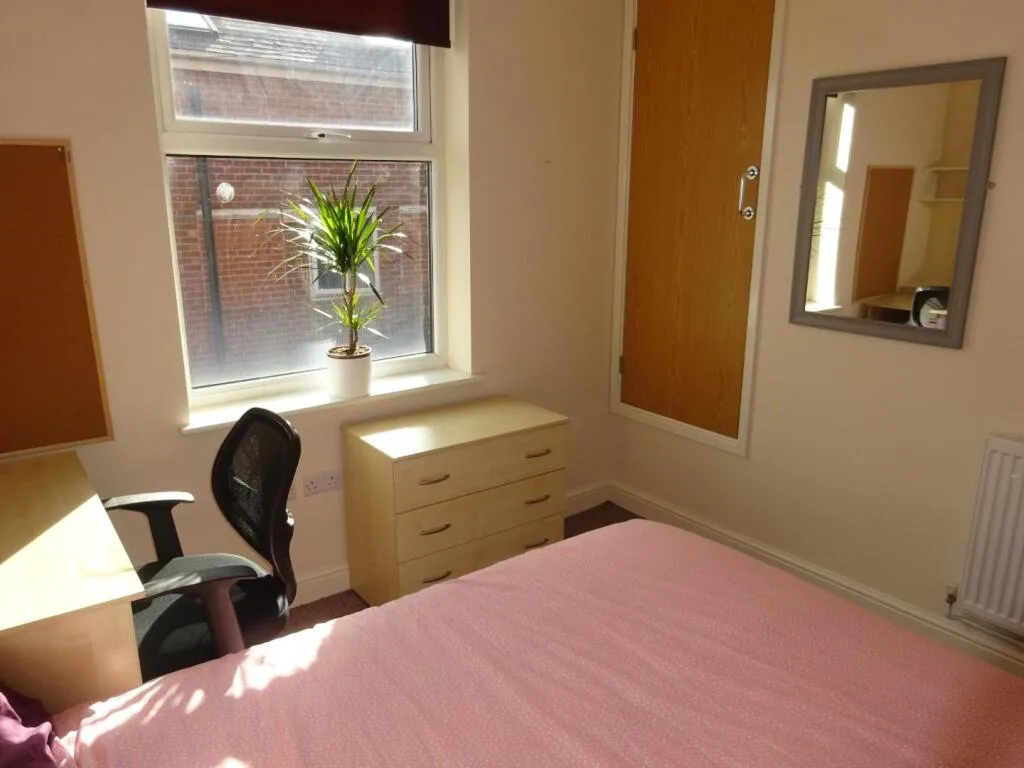 5 bedroom flat for rent