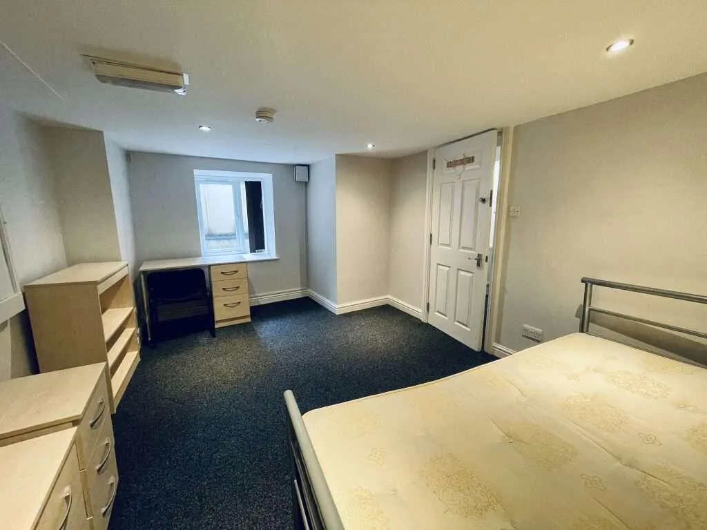 5 bedroom flat for rent