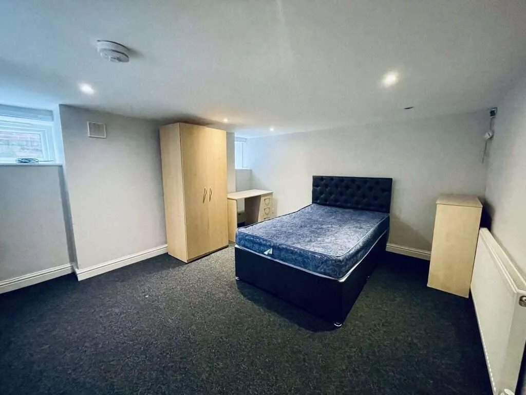5 bedroom flat for rent