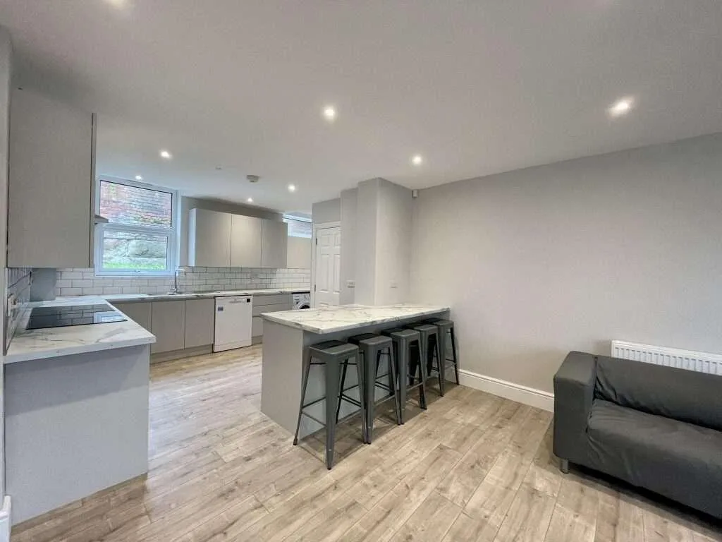 5 bedroom flat for rent