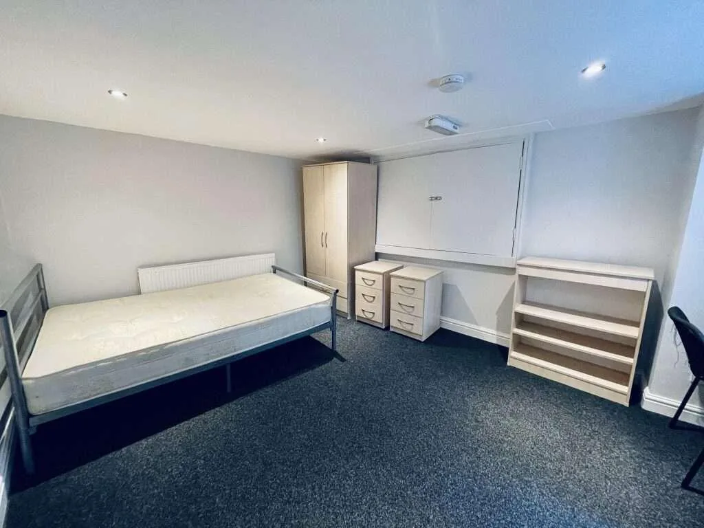 5 bedroom flat for rent
