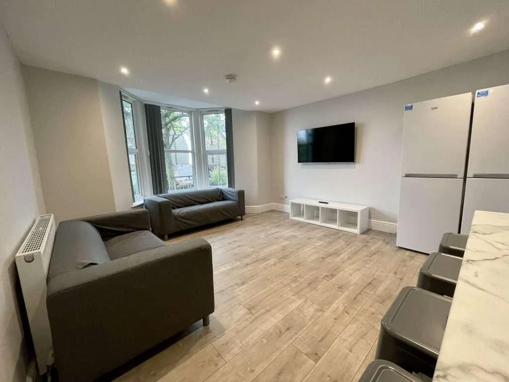 5 bedroom flat for rent