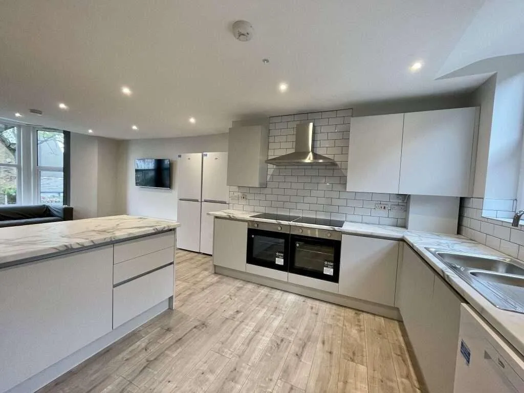 5 bedroom flat for rent