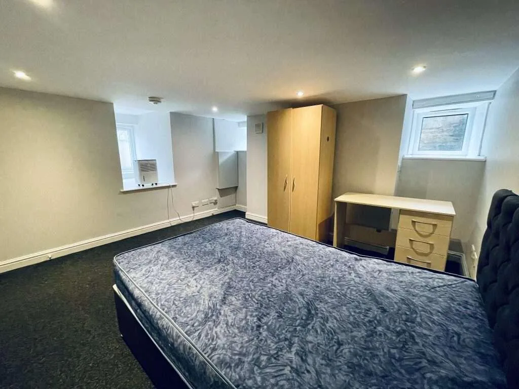 5 bedroom flat for rent