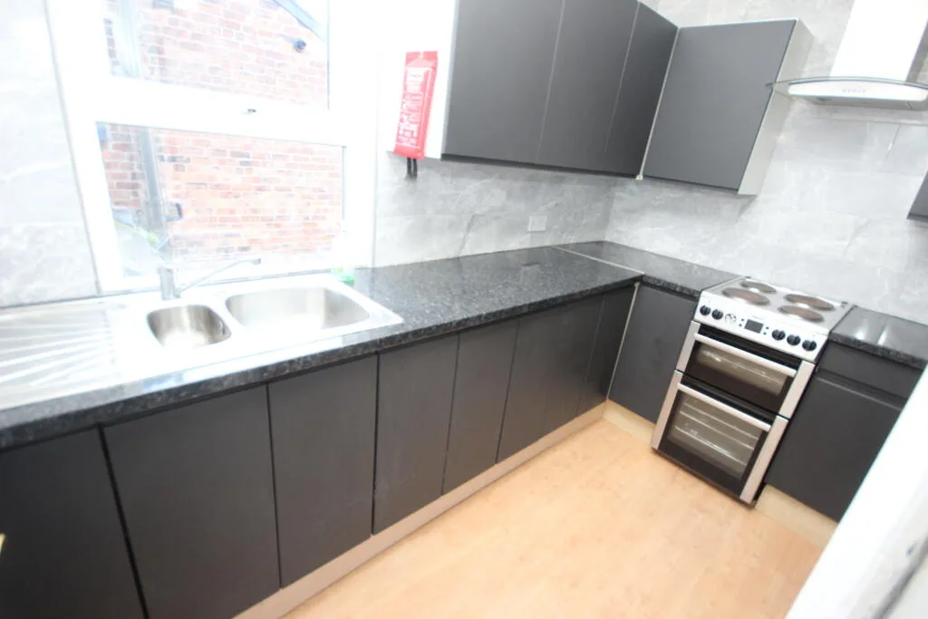 8 bedroom terraced house for rent