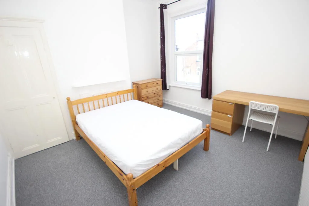 8 bedroom terraced house for rent