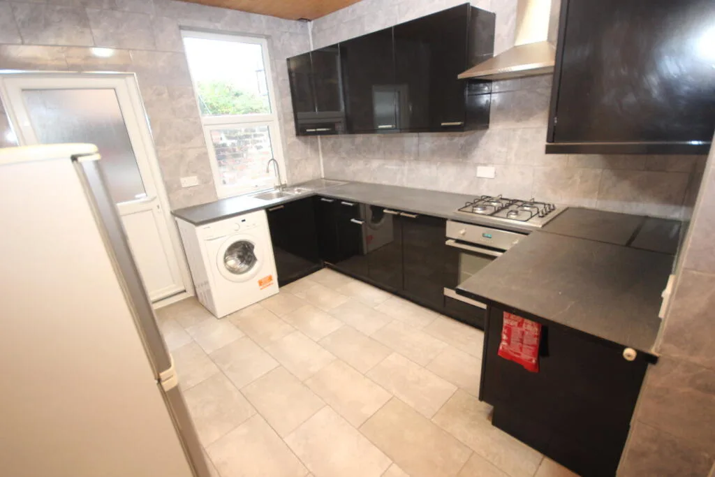 8 bedroom terraced house for rent
