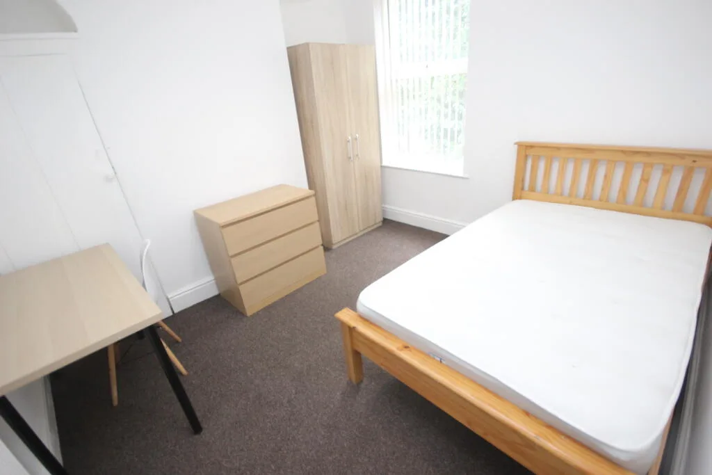 8 bedroom terraced house for rent