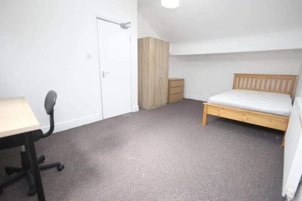8 bedroom terraced house for rent