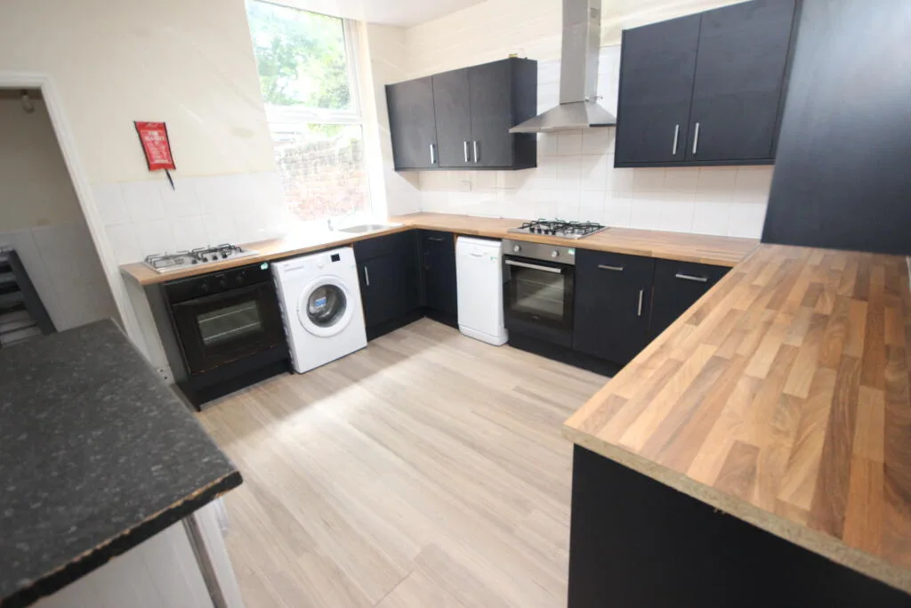 8 bedroom terraced house for rent