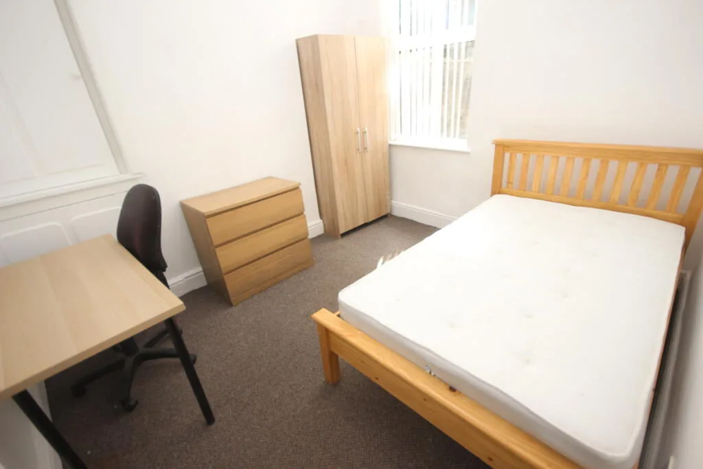 8 bedroom terraced house for rent