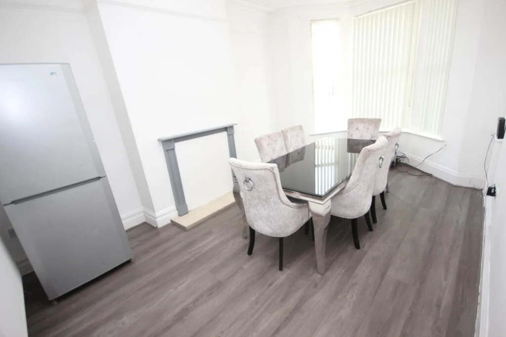 8 bedroom terraced house for rent