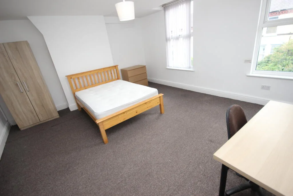 8 bedroom terraced house for rent
