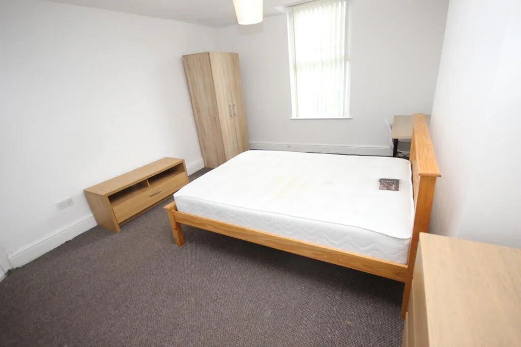 8 bedroom terraced house for rent