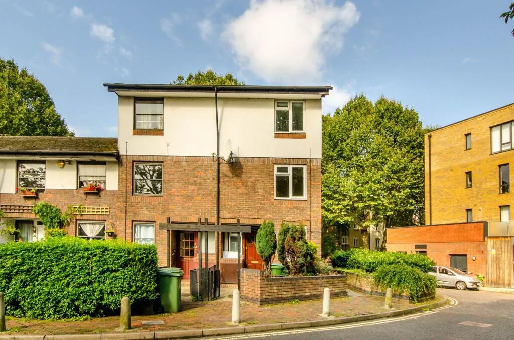 4 bedroom end of terrace house for rent