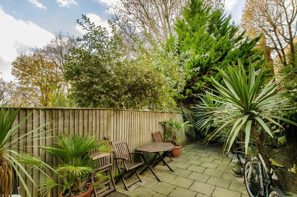 4 bedroom end of terrace house for rent