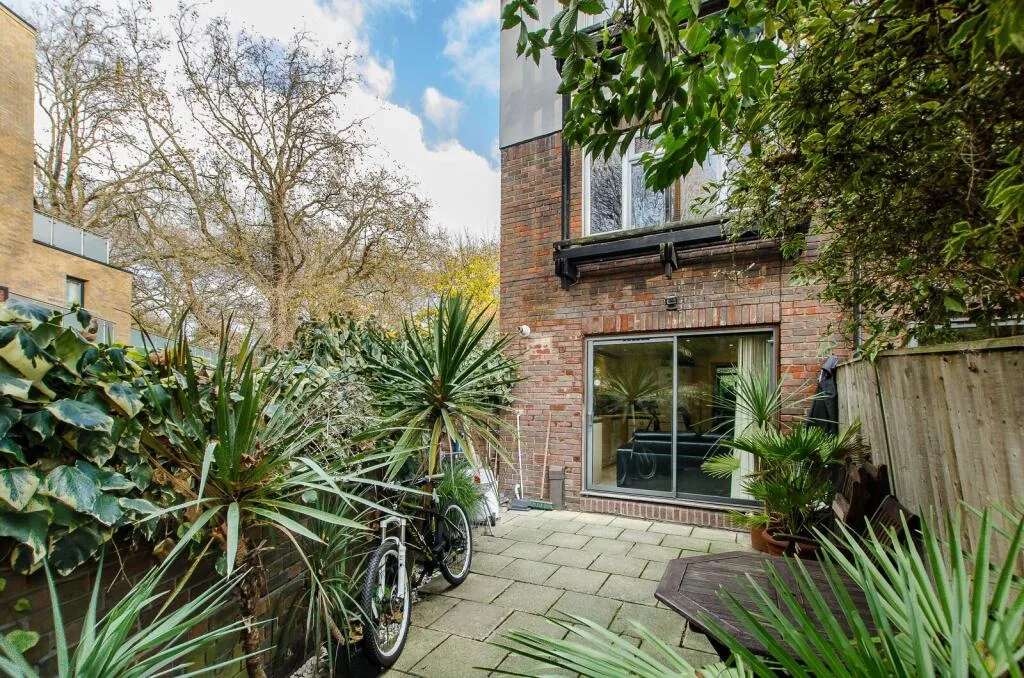 4 bedroom end of terrace house for rent