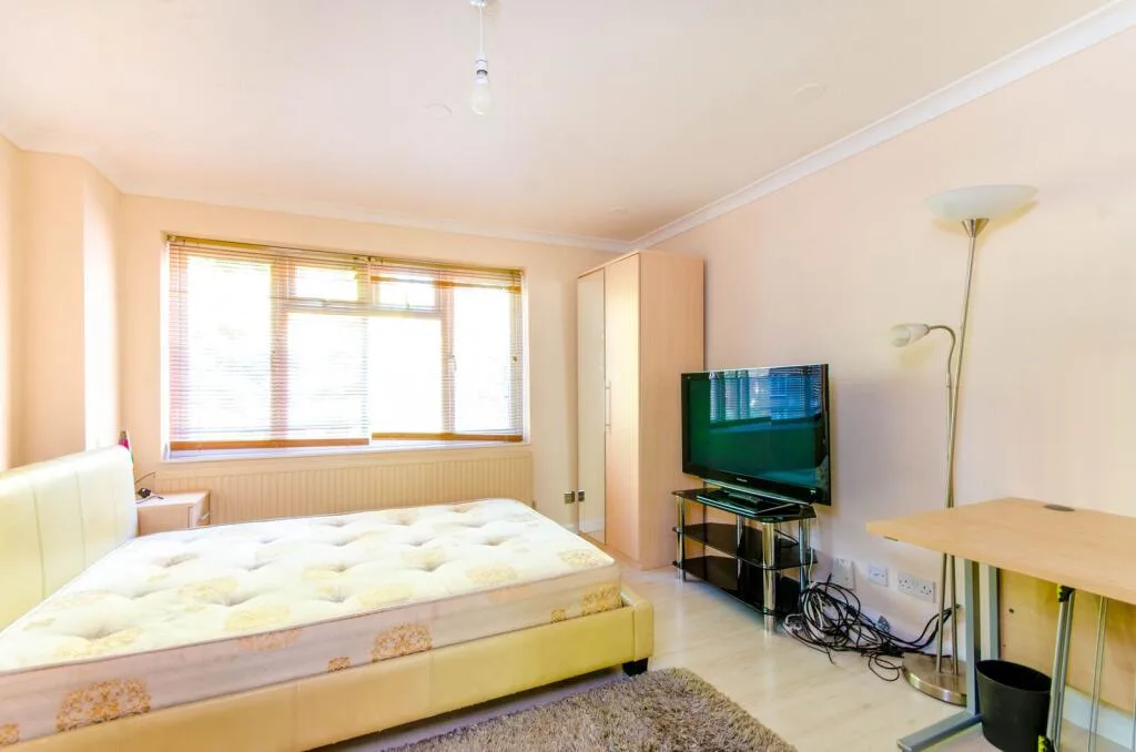 4 bedroom end of terrace house for rent