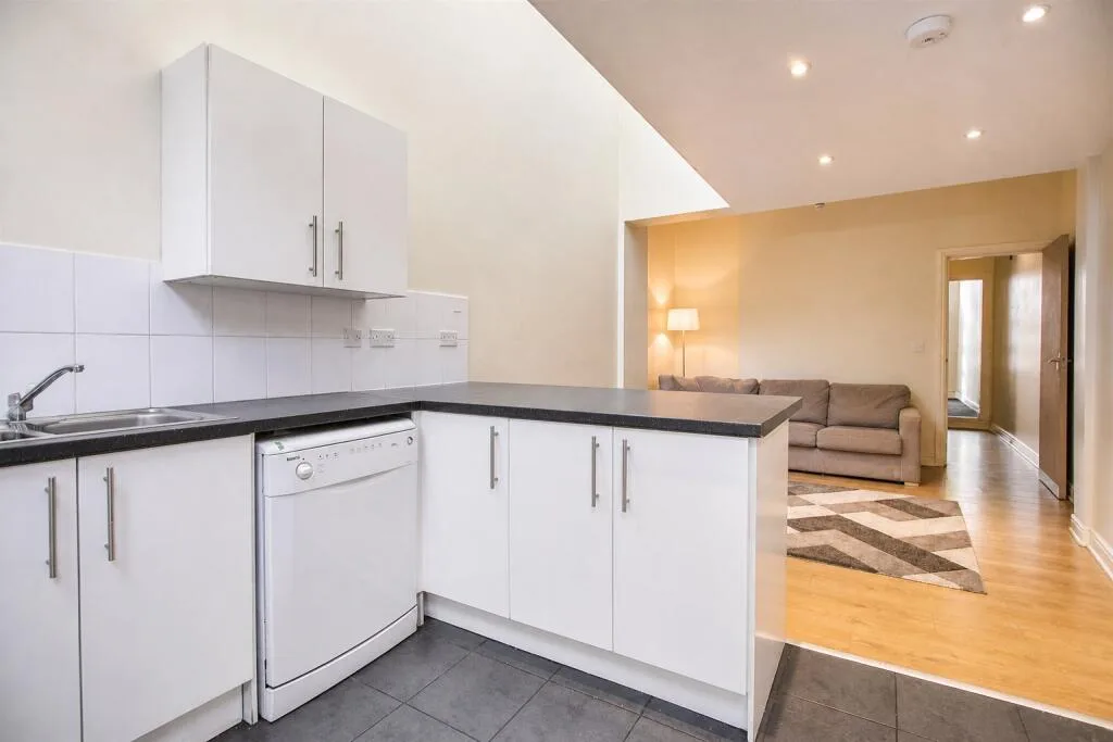 6 bedroom house for rent