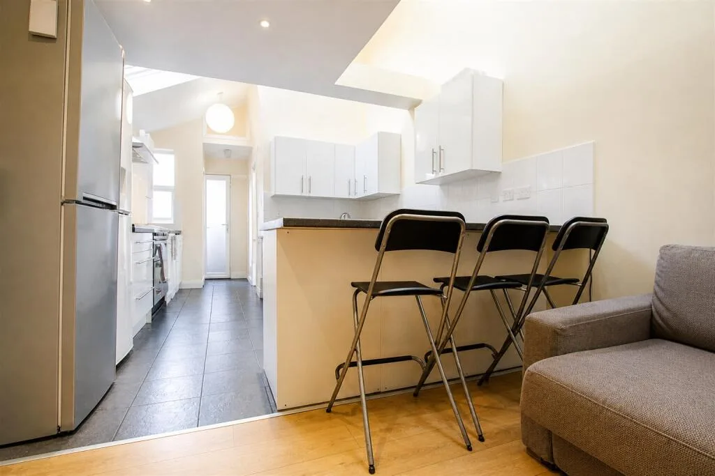 6 bedroom house for rent