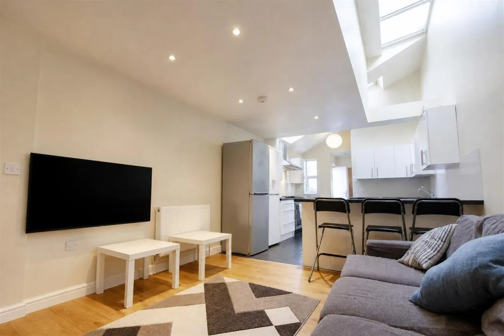 6 bedroom house for rent