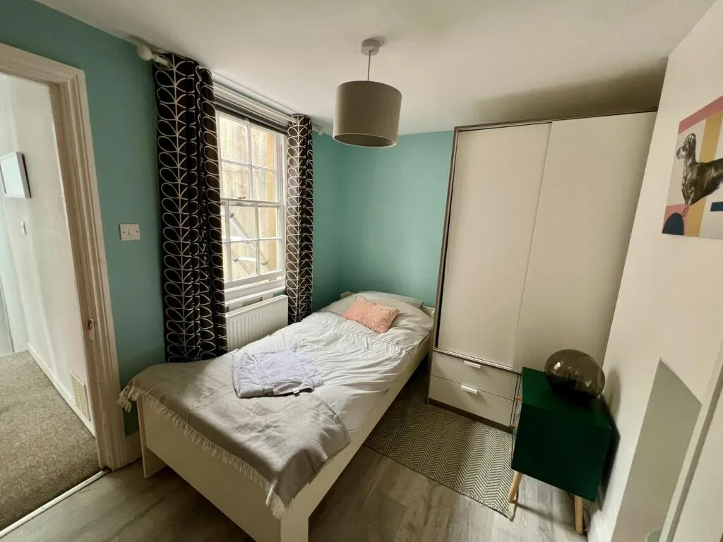 5 bedroom terraced house for rent