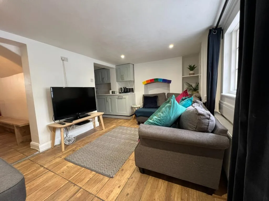5 bedroom terraced house for rent