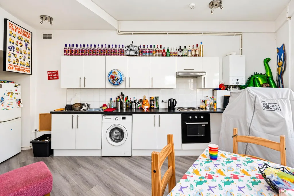 4 bedroom end of terrace house for rent