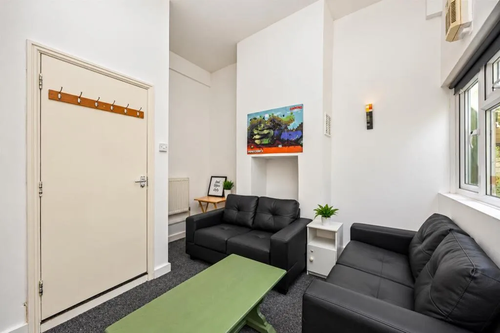 4 bedroom end of terrace house for rent