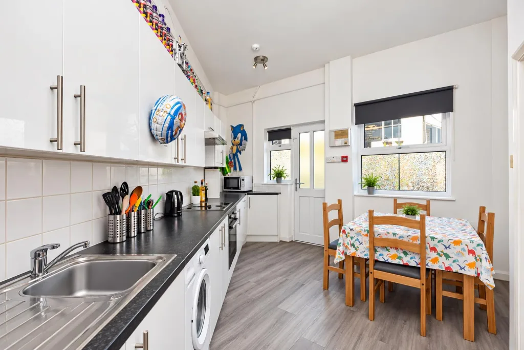 4 bedroom end of terrace house for rent