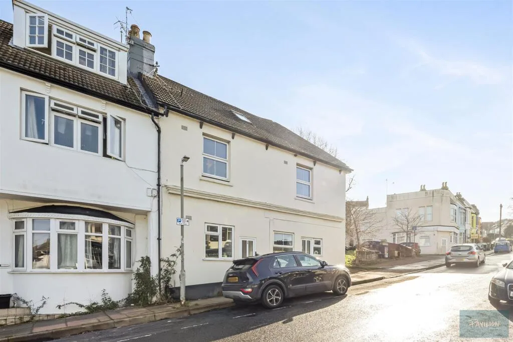 4 bedroom end of terrace house for rent
