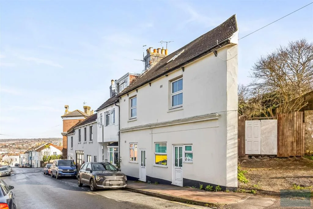 4 bedroom end of terrace house for rent
