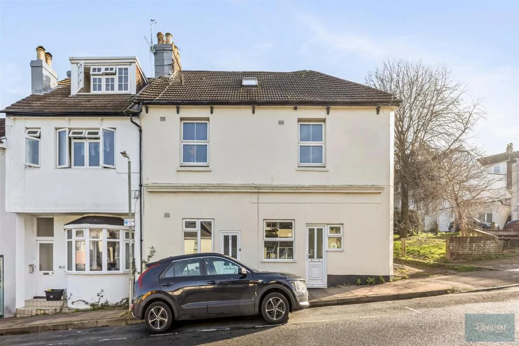 4 bedroom end of terrace house for rent