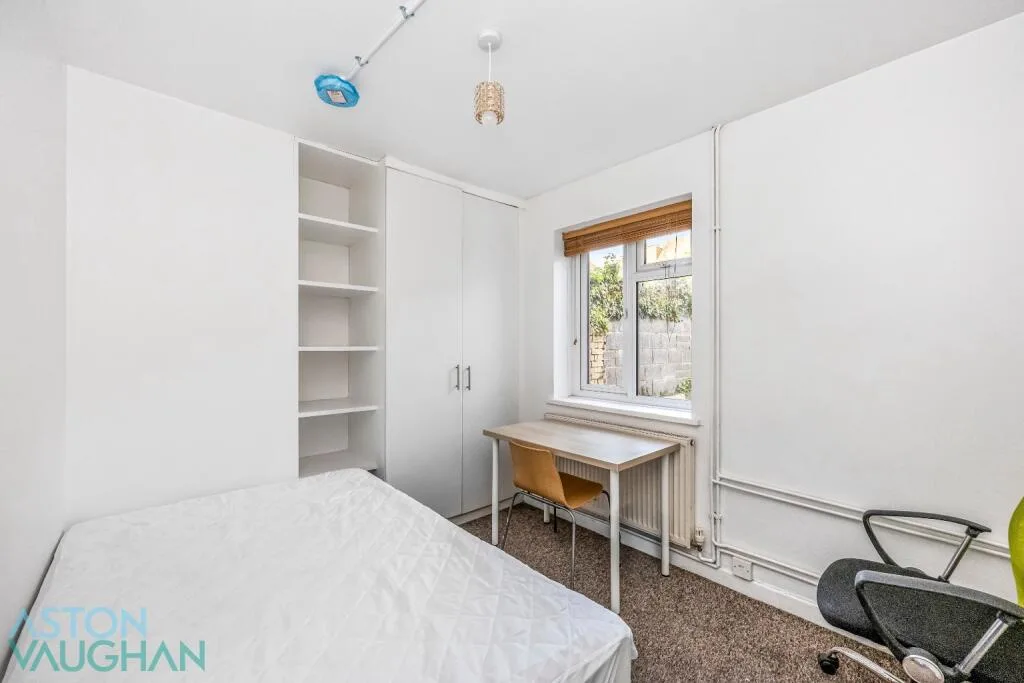5 bedroom semi-detached house for rent
